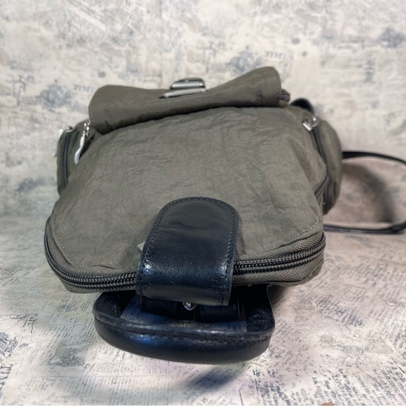Baggallini Khaki Green Nylon Convertible Backpack - Picture 6 of 9